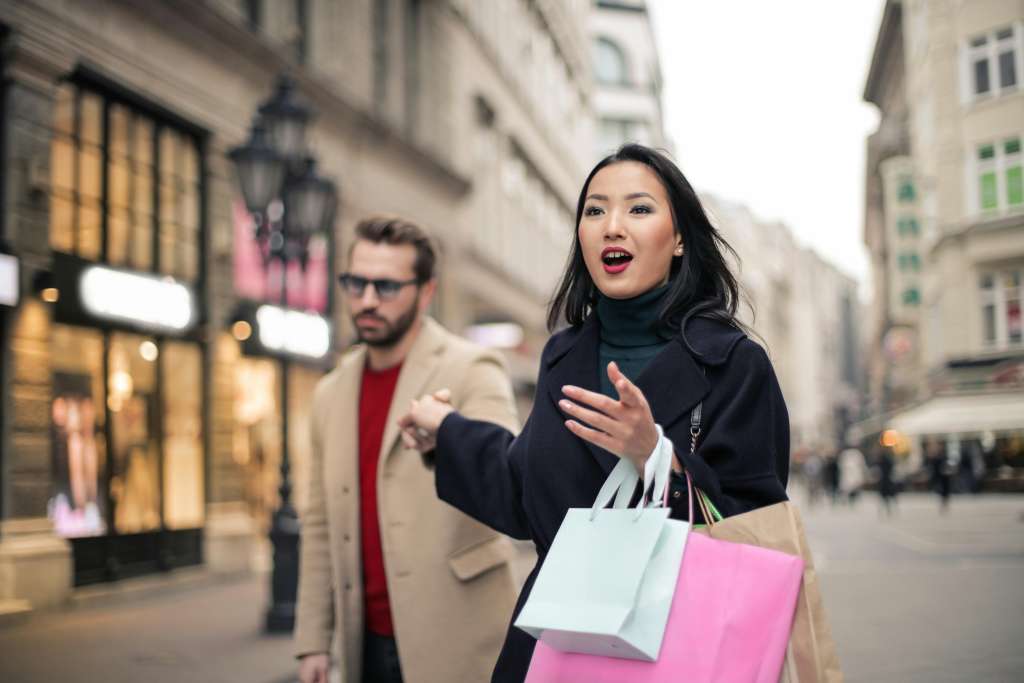 Los hombres compran, las mujeres van de compra.